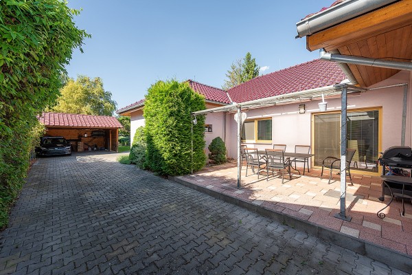 RD SE ZAHRADOU A BAZÉNEM V KOMOŘANECH NA MORAVĚ