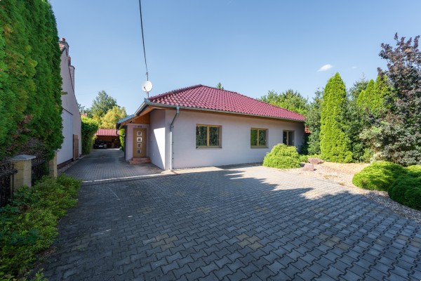 RD SE ZAHRADOU A BAZÉNEM V KOMOŘANECH NA MORAVĚ