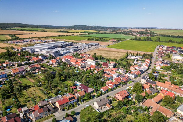 RD SE ZAHRADOU A BAZÉNEM V KOMOŘANECH NA MORAVĚ
