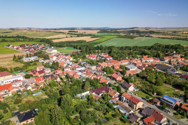 RD SE ZAHRADOU A BAZÉNEM V KOMOŘANECH NA MORAVĚ