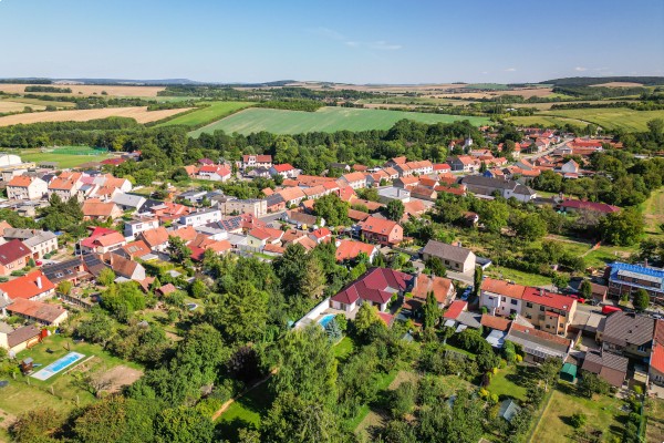 RD SE ZAHRADOU A BAZÉNEM V KOMOŘANECH NA MORAVĚ