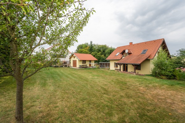 RODINNÝ DŮM SE ZAHRADOU V BŘEZINĚ U KŘTIN