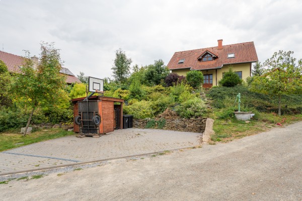 RODINNÝ DŮM SE ZAHRADOU V BŘEZINĚ U KŘTIN