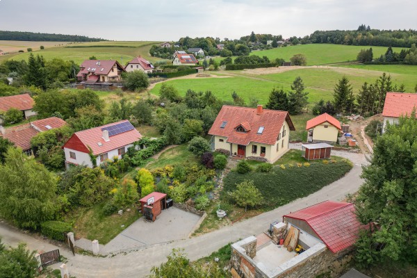 RODINNÝ DŮM SE ZAHRADOU V BŘEZINĚ U KŘTIN
