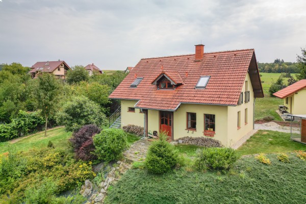 RODINNÝ DŮM SE ZAHRADOU V BŘEZINĚ U KŘTIN