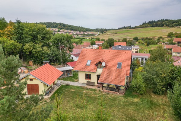 RODINNÝ DŮM SE ZAHRADOU V BŘEZINĚ U KŘTIN
