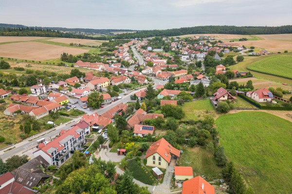 RODINNÝ DŮM SE ZAHRADOU V BŘEZINĚ U KŘTIN
