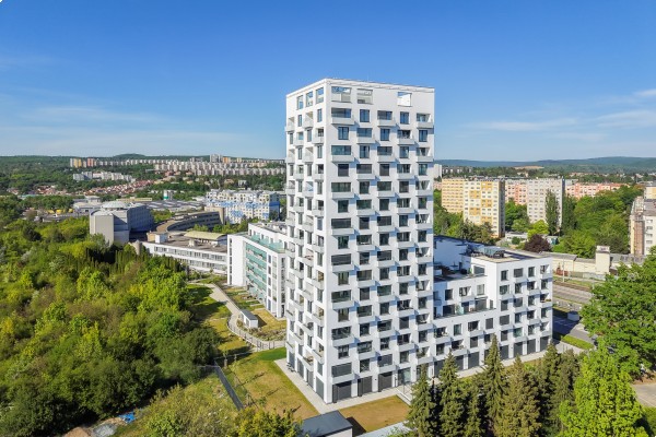 NOVOSTAVBA BYTU S BALKONEM A PARKOVÁNÍM V BRNĚ