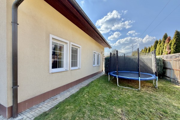 Rodinný dům s bazénem v Moravanech k pronájmu