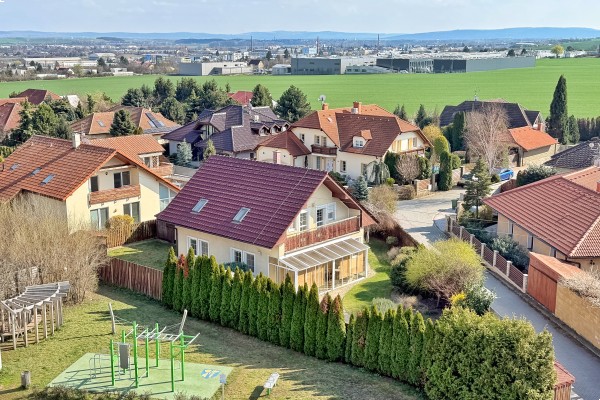 Rodinný dům s bazénem v Moravanech k pronájmu