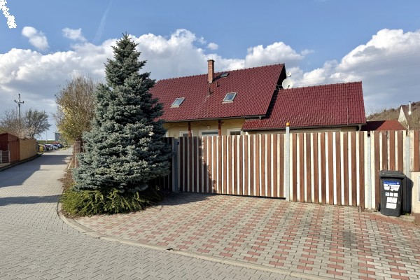 Rodinný dům s bazénem v Moravanech k pronájmu