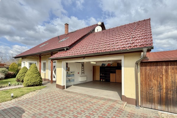 Rodinný dům s bazénem v Moravanech k pronájmu