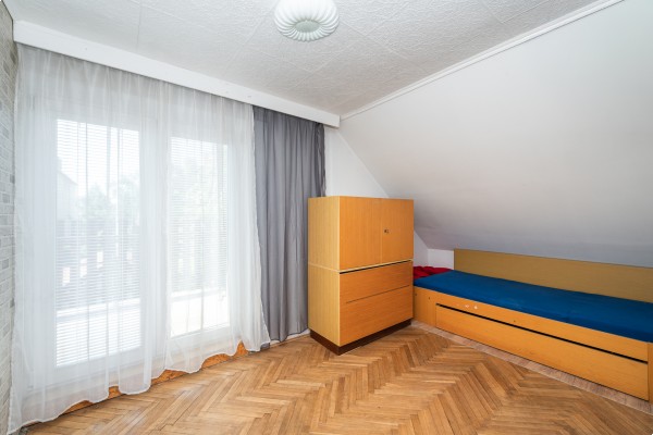 PROSTORNÝ RODINNÝ DŮM SE ZAHRADOU A SAMOSTATNOU GARÁŽÍ VE ŠLAPANICÍCH U BRNA