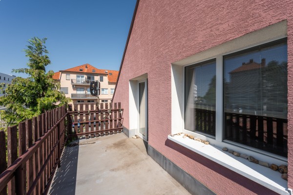 PROSTORNÝ RODINNÝ DŮM SE ZAHRADOU A SAMOSTATNOU GARÁŽÍ VE ŠLAPANICÍCH U BRNA