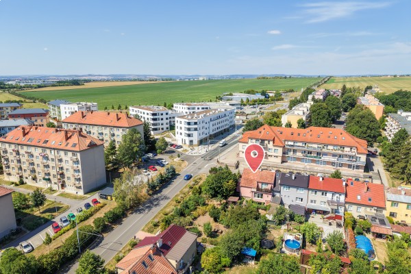 PROSTORNÝ RODINNÝ DŮM SE ZAHRADOU A SAMOSTATNOU GARÁŽÍ VE ŠLAPANICÍCH U BRNA