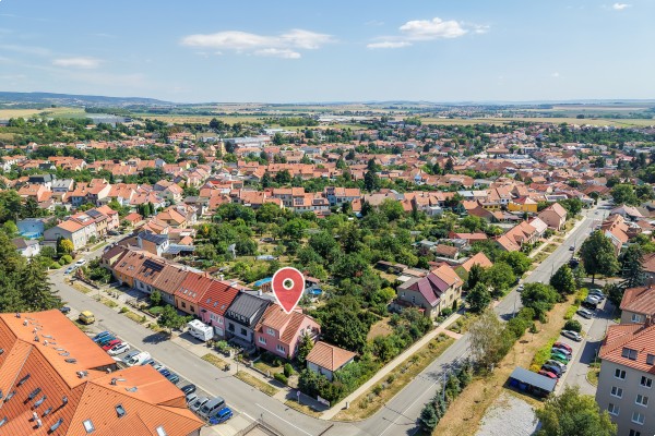 PROSTORNÝ RODINNÝ DŮM SE ZAHRADOU A SAMOSTATNOU GARÁŽÍ VE ŠLAPANICÍCH U BRNA