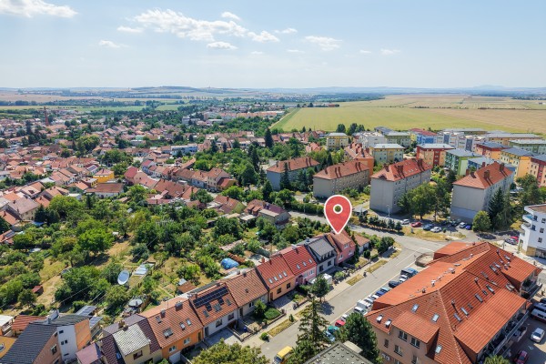 PROSTORNÝ RODINNÝ DŮM SE ZAHRADOU A SAMOSTATNOU GARÁŽÍ VE ŠLAPANICÍCH U BRNA