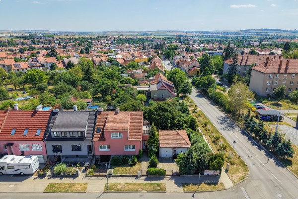 PROSTORNÝ RODINNÝ DŮM SE ZAHRADOU A SAMOSTATNOU GARÁŽÍ VE ŠLAPANICÍCH U BRNA