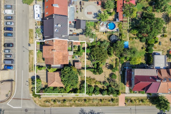 PROSTORNÝ RODINNÝ DŮM SE ZAHRADOU A SAMOSTATNOU GARÁŽÍ VE ŠLAPANICÍCH U BRNA