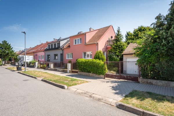 PROSTORNÝ RODINNÝ DŮM SE ZAHRADOU A SAMOSTATNOU GARÁŽÍ VE ŠLAPANICÍCH U BRNA