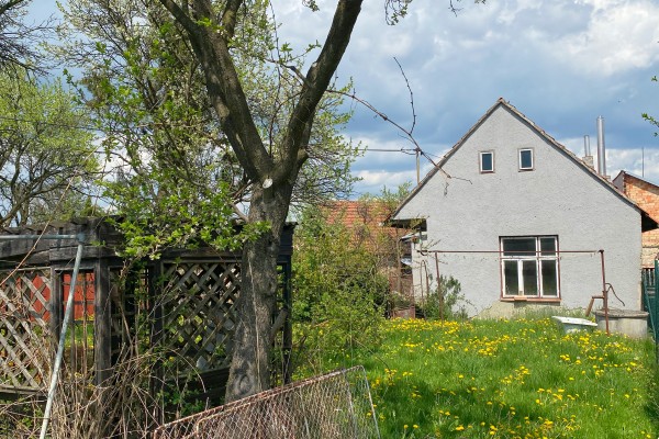 RODINNÝ DŮM SE ZAHRADOU A GARÁŽÍ V KŘIŽÍNKOVĚ, OKR. BV